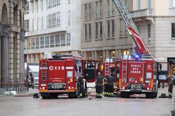 Milano, incendio in un palazzo vicino Rinascente in piazza Duomo: alta nube di fumo