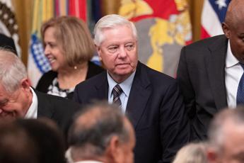 Morto il senatore Usa repubblicano Lindsey Graham, era un grande alleato di Trump. Il tycoon: “Persona strordinaria”