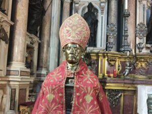 Napoli, ruba copricapo dalla statua di San Gennaro: rincorso e arrestato