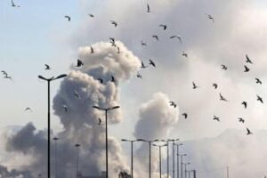 Nuovi raid Usa in Iran, Teheran risponde: colpite basi americane in Kuwait e Bahrein