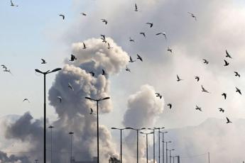Nuovi raid Usa in Iran, Teheran risponde: colpite basi americane in Kuwait e Bahrein