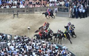 Palio di Siena rinviato per maltempo, si corre domani venerdì 3 luglio
