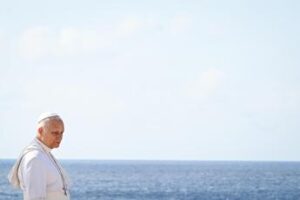 Papa Leone XIV varca la Porta d’Europa a Lampedusa: “Più delle parole contano i gesti, mondo sia più umano”