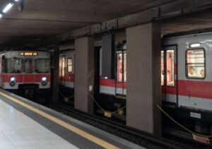 Ragazza sfregiata con il coltello in metro a Milano, Saidi resta in carcere