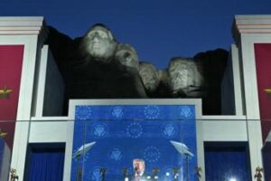 Trump, 4 luglio sul Monte Rushmore: “Identità Usa sotto attacco, torna minaccia comunista”