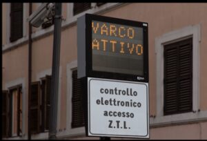 ZTL di Roma, da oggi per accedere servirà il permesso anche alle auto elettriche e a idrogeno