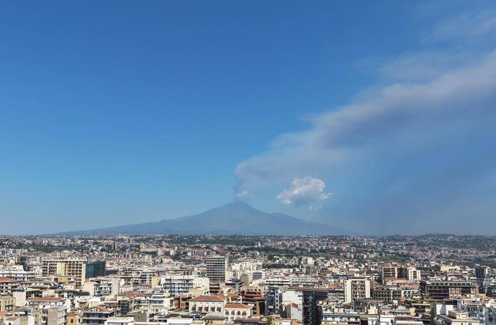 Etna, nube di cenere di 4 chilometri dal vulcano: scatta allerta rossa per l’aviazione