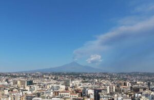 Etna, nube di cenere di 4 chilometri dal vulcano: scatta allerta rossa per l’aviazione