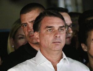 Brasile, Bolsonaro in fuga negli Usa? “Aereo in volo, il senatore è sparito”