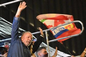 Brasile, Lula rieletto presidente: Bolsonaro chiede l’annullamento. Trump contesta il voto: “Hanno usato manuale Biden”