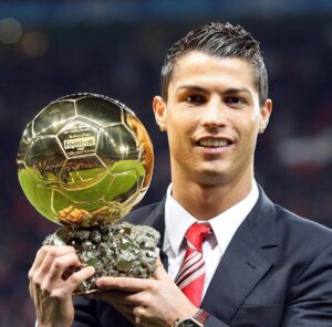 Cristiano Ronaldo batte Messi, è suo il Pallone d’Oro di tutti i tempi. Poi sui social: “Il calcio è dei tifosi!”