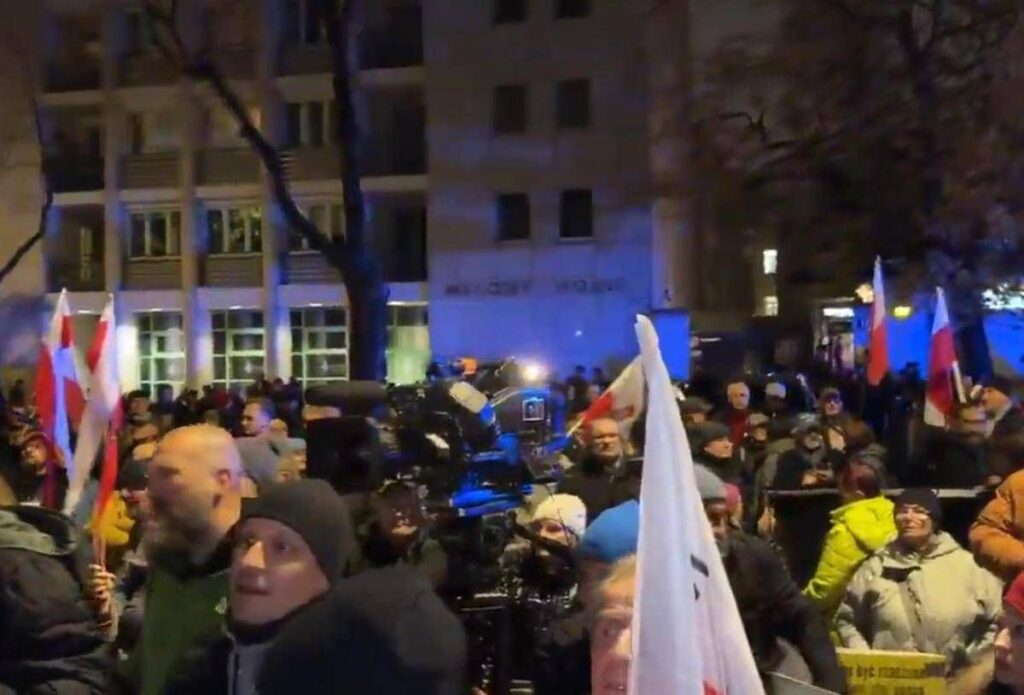 Polonia, sospeso presidente della Corte Costituzionale: polizia schierata attorno all’edificio