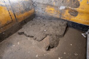 Pompei, scoperto l’armadio dei ricordi: all’interno trucco, monete e un’antica collana