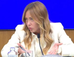 Scintille tra Meloni e giornalista su scontri ai cortei: “Credo nello Stato di diritto, difende la gente perbene”