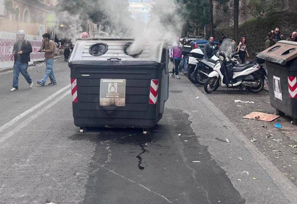 Scontri nei cortei a Roma, il racconto di un poliziotto: “Ci hanno assalito con sassi e molotov in via Claudia”